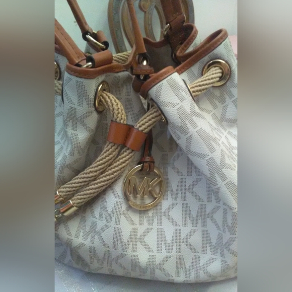 BEAUTIFUL MICHAEL KORS MONOGRAM BAG CREAM / TAN GOLD HARDWARE LARGE BAG PRETTY - Picture 2 of 12
